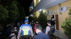 Tim Gabungan Polda Jambi kembali melakukan razia yang menyasar tempat hiburan malam dan rumah kos di Kota Jambi. Malam Senin (21/2/22). FOTO : Istimewa