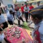 Petugas Memusnahkan Barang yang Ditemukan Saat Dilakukan Razia di Blok-Blok Napi, Senin (31/1/22). FOTO : HB/Ist