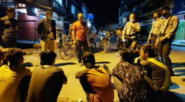 FOTO : Kapolres Tanjung Jabung Barat AKBK Guntur Saputro, SIK, MH Saat Introgasi Sembilan Anak yang kedapatan Ngelemd an Minum Tuak di Jalan Asia Kuala Tungkal, Senin (18/05/20)