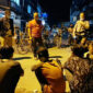 FOTO : Kapolres Tanjung Jabung Barat AKBK Guntur Saputro, SIK, MH Saat Introgasi Sembilan Anak yang kedapatan Ngelemd an Minum Tuak di Jalan Asia Kuala Tungkal, Senin (18/05/20)