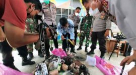 FOTO : Petugas Menunjukan Hasil Razia Terhadap Warga Binaan Lapas Kelas II B Kuala Tungkal
