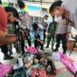 FOTO : Petugas Menunjukan Hasil Razia Terhadap Warga Binaan Lapas Kelas II B Kuala Tungkal