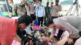 FOTO : Petugas Menunjukan Hasil Razia Terhadap Warga Binaan Lapas Kelas II B Kuala Tungkal