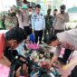 FOTO : Petugas Menunjukan Hasil Razia Terhadap Warga Binaan Lapas Kelas II B Kuala Tungkal