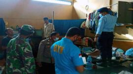 Petugas Lapas Gabungan Saat Razia Bilik Hunian WBP Lapas Narkotika Kelas IIB Sabak. FOTO : BIN