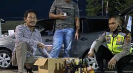 Razia Miras, Polsek Jelutung Langsung Musnahan 2 Jerigen Tuak. FOTO : Ist