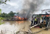 Polres Bungo dan Tim Terpadu Gabungan Musnahkan 18 Rakit Dompeng di Aliran Sungai Batang Tebo dengan cara Dibakar. [FOTO : Hms Res Bungo]  