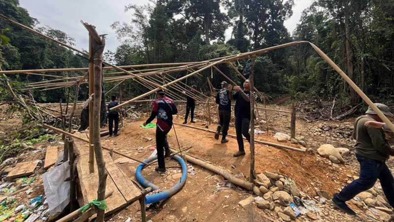 Tim Subdit Tipidter Ditresrkrimsus Polda Jambi dan Polres Bungo Hancurkan Basecamp Penambang Emas Ilegas di Dusun Sungai Telang, Kecamatan Rantau Pandan, Bungo, Jambi, Selasa (21/5/24). FOTO : Polda Jambi