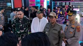 Kapolresta Jambi Kombes Pol. Ananto Herlambang (kanan) bersama Walikota Jambi Dr. dr. H. Maulana (kedua kanan), unsur TNI, dan Forkopimda saat memimpin pelaksanaan Operasi Antik Siginjai 2026 di salah satu tempat hiburan malam di Kota Jambi. (FOTO: Dhea/Polresta Jambi)