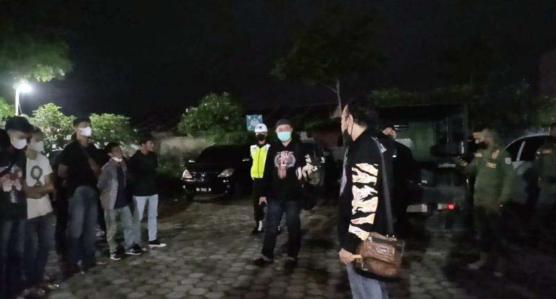 Tim Gabungan Polresta Jambi Tertibkan Tempat Hiburan Malam, Sabtu Malam (20/3/22). FOTO : Bin