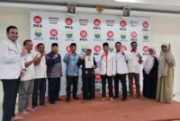 Ketua DPW PKS Provinsi Jambi, Heru Kustanto, M.Pd serahkan Surat Rekomendasi Dukungan kepada Hj. Cici Halimah, Minggu (11/8/2024). (Dok. Tim CIIS)