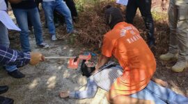 FOTO : Tersangka FR Memperagakan Pembunuhan dengan Cara Mencekik Korban pada adegan ke 14 saat Rekontruksi pada Selasa (12/05/20)