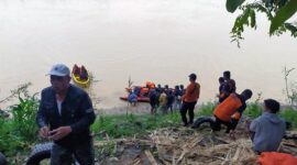 Tim SAR Persiapan Melakukan Pencarian Seorang Remaja Tenggelam saat Mencari di Sungai Batanghari Ditemukan MD FOTO : SAR JAMBI