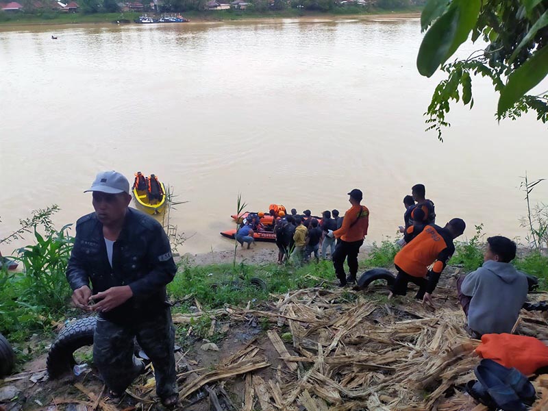 Tim SAR Persiapan Melakukan Pencarian Seorang Remaja Tenggelam saat Mencari di Sungai Batanghari Ditemukan MD FOTO : SAR JAMBI