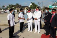 Bupati Tanjung Jabung Barat H Anwar Sadat didampingi Kalapas, Wakil Bupati dan Ketua DPRD saat menyerahkan SK Remisi kepada ketiga WBP, Rabu (17/8/22). FOTO : Humas