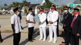 Bupati Tanjung Jabung Barat H Anwar Sadat didampingi Kalapas, Wakil Bupati dan Ketua DPRD saat menyerahkan SK Remisi kepada ketiga WBP, Rabu (17/8/22). FOTO : Humas