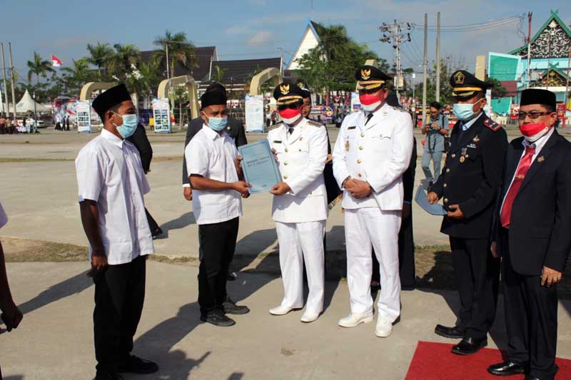 Bupati Tanjung Jabung Barat H Anwar Sadat didampingi Kalapas, Wakil Bupati dan Ketua DPRD saat menyerahkan SK Remisi kepada ketiga WBP, Rabu (17/8/22). FOTO : Humas