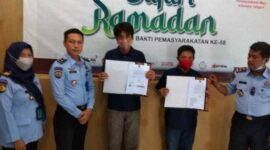 Kalapas Kelas IIB Kuala Tungkal Sugiharto didampingi Kasi Binadik Giatja Haszuwan Affandi bersama Kasubsi Registrasi Bimkemas Titi Dwijayanti saat menyerahkan SK Remisi Khusus Hari Raya Waisak. FOTO : Humas