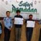 Kalapas Kelas IIB Kuala Tungkal Sugiharto didampingi Kasi Binadik Giatja Haszuwan Affandi bersama Kasubsi Registrasi Bimkemas Titi Dwijayanti saat menyerahkan SK Remisi Khusus Hari Raya Waisak. FOTO : Humas