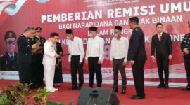 Gubernur Jambi Al Haris didamping Kepala Kemenkumham Jambi, Tholib dan Kalapas Kelas II A Jambi Menyerahkan SK Remisi kepada perwakilan Napi ditunjuk usai Upacara HUT RI, Kamis (17/8/23). FOTO : HMs