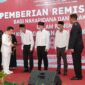 Gubernur Jambi Al Haris didamping Kepala Kemenkumham Jambi, Tholib dan Kalapas Kelas II A Jambi Menyerahkan SK Remisi kepada perwakilan Napi ditunjuk usai Upacara HUT RI, Kamis (17/8/23). FOTO : HMs