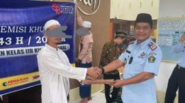 Sugiharto Kalapas Kelas IIB Kuala Tungkal secara simbolis menyerahkan SK Remisi Khusus Hari Raya Idul Fitri kepada Warga Binaan Pemasyarakatan, Senin (2/5/22). FOTO : HMS Lapas Kuala Tungkal