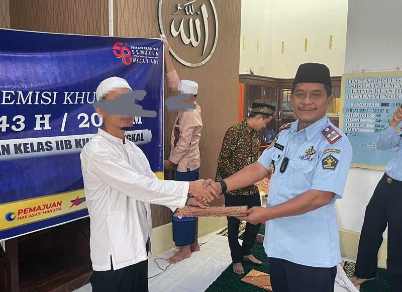 Sugiharto Kalapas Kelas IIB Kuala Tungkal secara simbolis menyerahkan SK Remisi Khusus Hari Raya Idul Fitri kepada Warga Binaan Pemasyarakatan, Senin (2/5/22). FOTO : HMS Lapas Kuala Tungkal