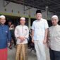 Rendra Usman, Anggota DPRD Provinsi Jambi Saat Hadir Menyerahkan Bantuan Semen di Masjid An-Nur Parit Deli, Kecamatan Kuala Betara, Minggu (9/4/23). FOTO : Ist