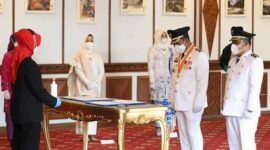 H. Romi Hariyanto, SE dan H. Romi Hariyanto, SE dilantik oleh Pj Gubernur Jambi Dr. Hari Nur Cahaya Murni di Auditorium Rumah Dinas Gubernur Jambi, Senin (26/04/21). FOTO : Istimewa