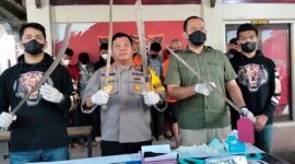 Wakapolresta Jambi AKBP Rully Andy Yunianto didampingi Kasat Reskrim Polresta Jambi Kompol Afrito Marbaro saat menggelar konferensi pers di Mapolresta Jambi, Selasa (27/9/22) petang. FOTO : Dhea