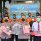 Kapolres Tanjab Barat AKBP Muharman Arta, S. IK didampingi Waka Polres Kompol Al Hajat, S. IK dan Kasat Narkoba AKP Tony Ardian LT Saat Pres Rilis di Mako Polres Tanjung Jabung Barat, Senin (7/3/22). FOTO : Lintastungkal