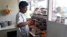 Pengusaha Rumah Makan Awak Juo Jalan Siswa tengah mempersiapkan menu Makanan. Foto : Abas