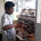 Pengusaha Rumah Makan Awak Juo Jalan Siswa tengah mempersiapkan menu Makanan. Foto : Abas