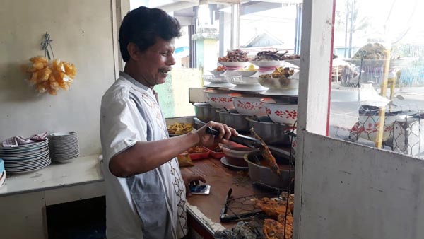 Pengusaha Rumah Makan Awak Juo Jalan Siswa tengah mempersiapkan menu Makanan. Foto : Abas