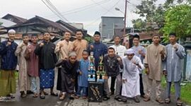Foto bersama Remaja Masjid Hidayatul Muttaqqin Jalan Bahagia dan Dua Trofi yang berhasil diraih, Senin (2/5/22). FOTO : Lintastungkal
