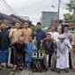 Foto bersama Remaja Masjid Hidayatul Muttaqqin Jalan Bahagia dan Dua Trofi yang berhasil diraih, Senin (2/5/22). FOTO : Lintastungkal