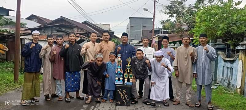 Foto bersama Remaja Masjid Hidayatul Muttaqqin Jalan Bahagia dan Dua Trofi yang berhasil diraih, Senin (2/5/22). FOTO : Lintastungkal