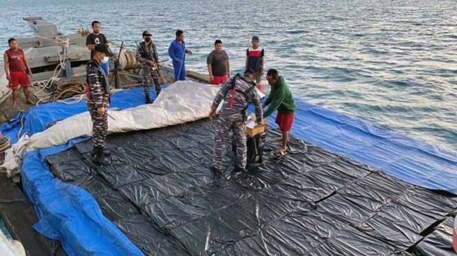 Penyelundupan ribuan kardus rokok yang diperkirakan senilai Rp 5 miliar, berhasil digagalkan oleh KRI Alamang-644 di Perairan Batam, Kepulauan Riau, Sabtu (27/03/21). FOTO : Istimewa