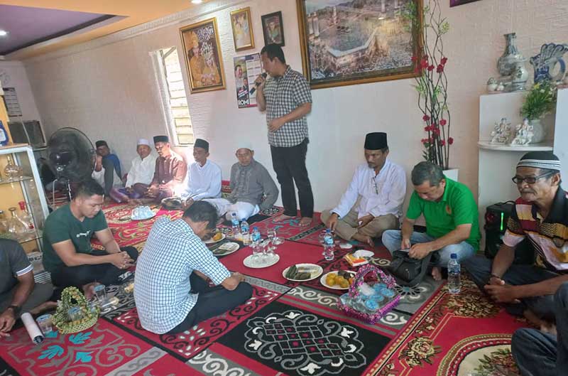 H. Romi Hariyanto saat menjalin silaturahmi dengan Tokoh Masyarakat, Agama dan Pemuda di Kelurahan Kampung Nelayan. FOTO : Ist