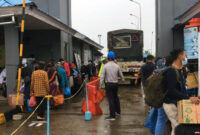 FOTO : Arus Penumoang orang dan Kendaraan di Pelabuhan Roro Terpantau Padat pada Selasa, (29/12/20)