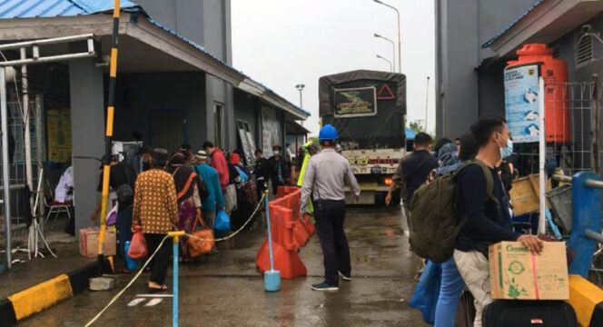 FOTO : Arus Penumoang orang dan Kendaraan di Pelabuhan Roro Terpantau Padat pada Selasa, (29/12/20)