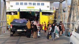 Aktivitas Penyeberangan: Terlihat kapal Roro (Roll-on/Roll-off) yang sedang melakukan bongkar muat penumpang dan kendaraan secara bersamaan. (FOTO : Dok. Prokopim)