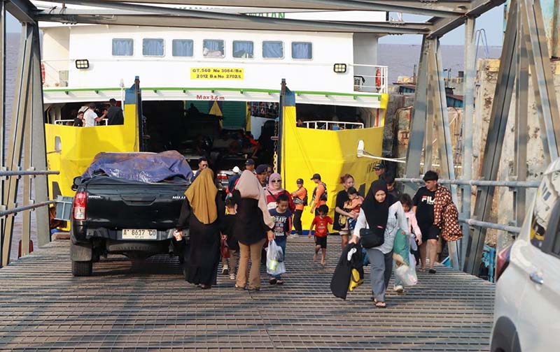 Aktivitas Penyeberangan: Terlihat kapal Roro (Roll-on/Roll-off) yang sedang melakukan bongkar muat penumpang dan kendaraan secara bersamaan. (FOTO : Dok. Prokopim)