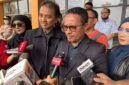 Pakar telematika Roy Suryo (kedua kiri) didampingi kuasa hukumnya, memberikan keterangan kepada wartawan seusai menjalani persidangan kasus gugatan praperadilan di Pengadilan Negeri Jakarta Selatan. (FOTO : dok. beritasatu.com)