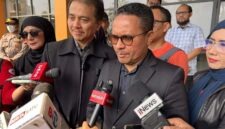 Pakar telematika Roy Suryo (kedua kiri) didampingi kuasa hukumnya, memberikan keterangan kepada wartawan seusai menjalani persidangan kasus gugatan praperadilan di Pengadilan Negeri Jakarta Selatan. (FOTO : dok. beritasatu.com)