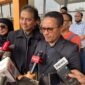 Pakar telematika Roy Suryo (kedua kiri) didampingi kuasa hukumnya, memberikan keterangan kepada wartawan seusai menjalani persidangan kasus gugatan praperadilan di Pengadilan Negeri Jakarta Selatan. (FOTO : dok. beritasatu.com)