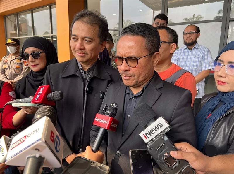Pakar telematika Roy Suryo (kedua kiri) didampingi kuasa hukumnya, memberikan keterangan kepada wartawan seusai menjalani persidangan kasus gugatan praperadilan di Pengadilan Negeri Jakarta Selatan. (FOTO : dok. beritasatu.com)
