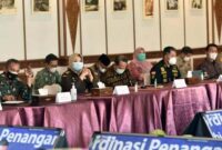 FOTO : Danrem 042/Gapu Brigjen TNI  M. Zulkifli Saat Menghadiri Rapat Koordinasi Penanganan Covid-19 dan Mitigasi Bencana Wilayah Jambi di Auditorium Rumdis Gubernur Jambi, Kamis (06/05/21).