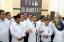 Menteri Kesehatan RI Budi Gunadi Sadikin (kiri) didampingi Gubernur Jambi Al Haris (kanan) melakukan dialog dengan Manajemen RSUD KH Daut Arid serta memberikan keterangan resmi kepada awak media, Rabu (06/05/2026). Pertemuan ini digelar guna merespons hasil investigasi tim Kementerian Kesehatan atas kasus meninggalnya dokter internship di RSUD KH Daud Arif Kuala Tungkal, Kabupaten Tanjung Jabung Barat, sekaligus mengumumkan evaluasi menyeluruh terhadap jam kerja, bantuan hidup, serta standarisasi wahana bagi seluruh peserta Program Dokter Internship Indonesia (PIDI). (FOTO : Dok. Lintastungkal.COM)

