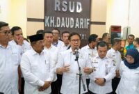 Menteri Kesehatan RI Budi Gunadi Sadikin (kiri) didampingi Gubernur Jambi Al Haris (kanan) melakukan dialog dengan Manajemen RSUD KH Daut Arid serta memberikan keterangan resmi kepada awak media, Rabu (06/05/2026). Pertemuan ini digelar guna merespons hasil investigasi tim Kementerian Kesehatan atas kasus meninggalnya dokter internship di RSUD KH Daud Arif Kuala Tungkal, Kabupaten Tanjung Jabung Barat, sekaligus mengumumkan evaluasi menyeluruh terhadap jam kerja, bantuan hidup, serta standarisasi wahana bagi seluruh peserta Program Dokter Internship Indonesia (PIDI). (FOTO : Dok. Lintastungkal.COM)

